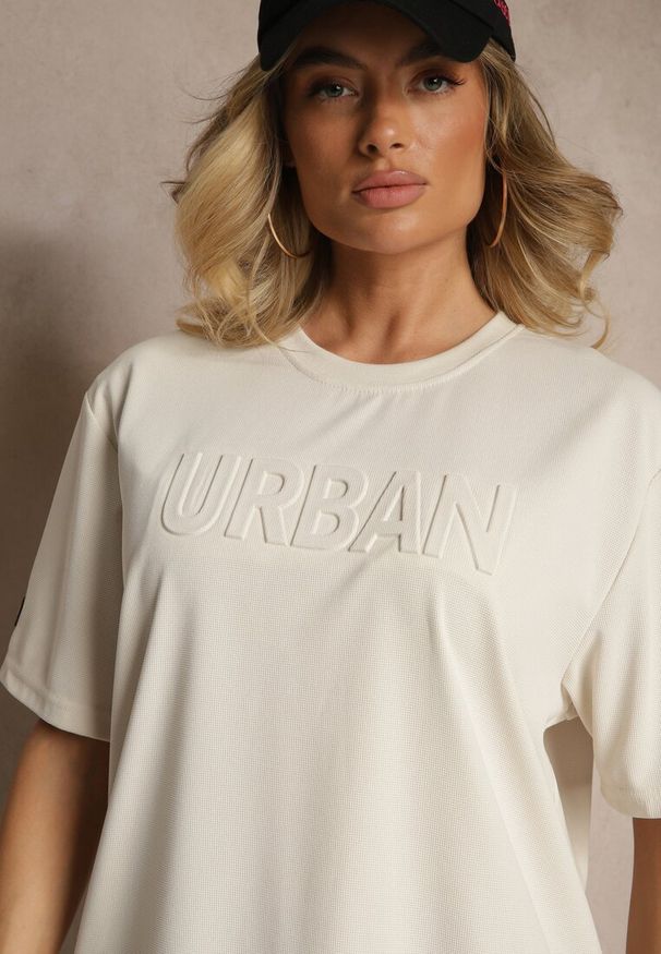 Renee - Jasnobeżowa Bawełniana Koszulka T-shirt z Tłoczonym Napisem Lunorina. Okazja: na imprezę, na co dzień. Kolor: beżowy. Materiał: bawełna. Wzór: napisy. Styl: casual, elegancki