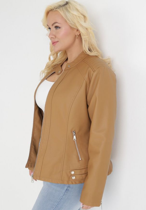 Born2be - Brązowa Kurtka Ramoneska z Ekoskóry z Ozdobnymi Paskami na Napy Bellassa. Typ kołnierza: kołnierzyk stójkowy. Kolekcja: plus size. Kolor: brązowy. Wzór: paski