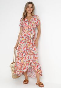 Born2be - Czerwono-Niebieska Sukienka Varila. Kolor: czerwony. Materiał: wiskoza, materiał. Wzór: kwiaty, kolorowy, jednolity. Sezon: lato. Typ sukienki: kopertowe, asymetryczne. Długość: midi #1