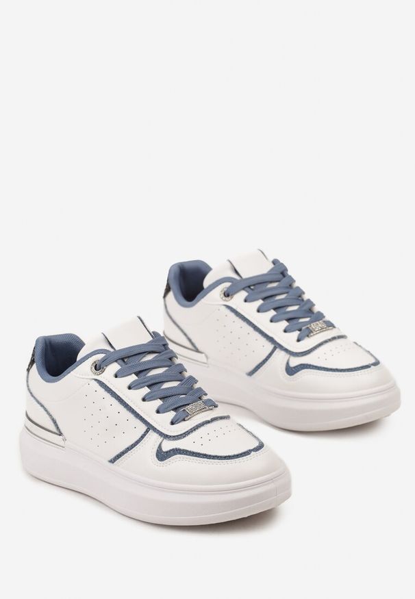 Renee - Biało-Niebieskie Sneakersy na Platformie Ozdobione Brokatem i Metaliczną Wstawką Mexia. Kolor: biały. Wzór: aplikacja. Obcas: na platformie