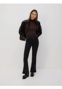 Reserved - Jeansy flare z krótszą nogawką - czarny. Kolor: czarny. Długość: krótkie #1
