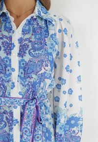 Born2be - Niebieska Koszulowa Sukienka z Guzikami i Gumką w Pasie Melija. Kolor: niebieski. Materiał: materiał. Wzór: kwiaty. Sezon: wiosna, lato. Typ sukienki: koszulowe #4