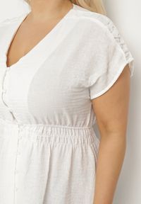 Born2be - Biała Lniana Sukienka o Rozkloszowanym Kroju z Gumką w Talii Ageronna. Okazja: na co dzień. Typ kołnierza: dekolt w kształcie V. Kolor: biały. Materiał: len. Długość rękawa: krótki rękaw. Sezon: lato. Typ sukienki: rozkloszowane. Styl: klasyczny, casual, elegancki #3