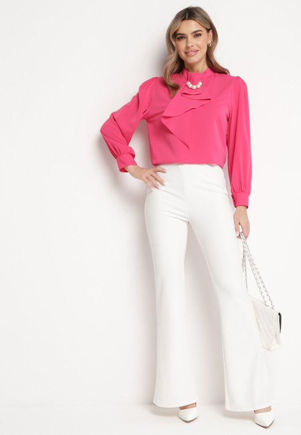 Born2be - Różowa Bluzka z Ozdobnym Krawatem i Perłami Opinua. Kolor: różowy