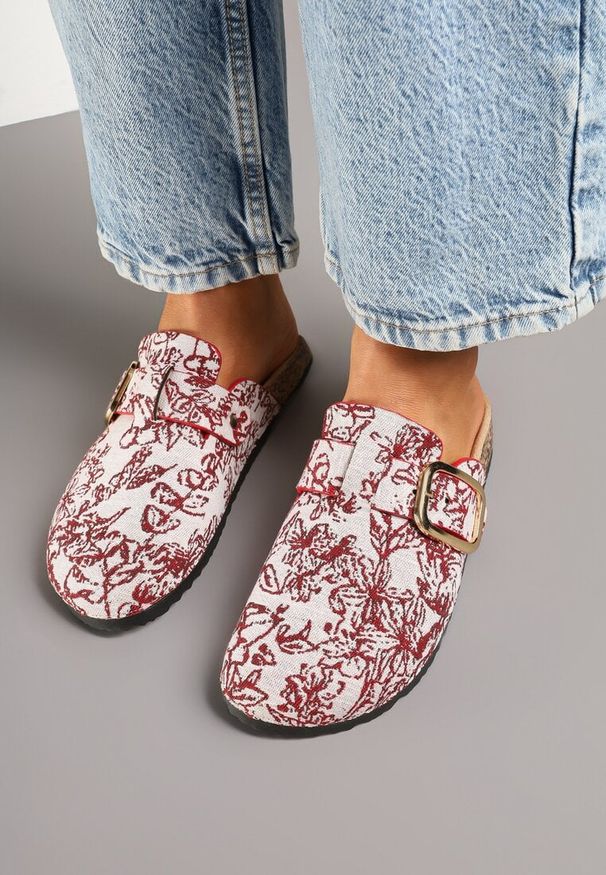 Born2be - Czerwone Kwiatowe Płaskie Klapki w Stylu Chodaków z Klamrą Fonelis. Okazja: na co dzień. Kolor: czerwony. Materiał: jeans. Wzór: kwiaty. Sezon: lato, wiosna. Obcas: na płaskiej podeszwie. Styl: klasyczny, casual