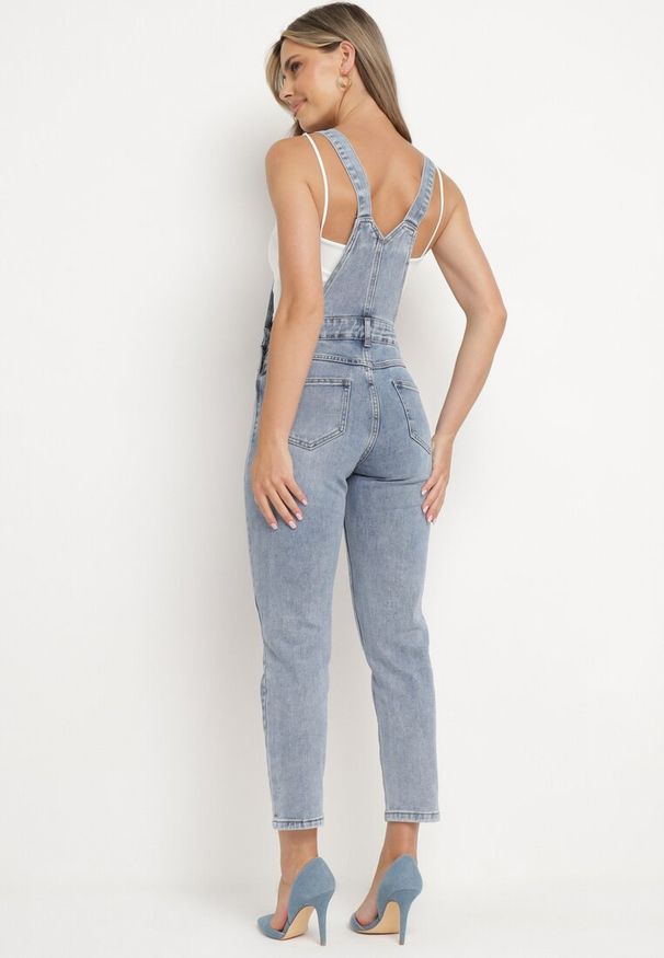 Born2be - Niebieskie Ogrodniczki Jeansy na Regulowanych Szelkach Zapinane na Guziki Aritias. Okazja: na co dzień. Kolor: niebieski. Materiał: jeans. Styl: klasyczny, elegancki, casual