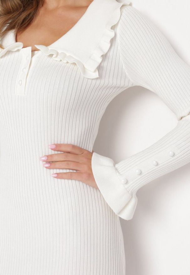Born2be - Biała Prążkowana Sukienka Midi z Kołnierzykiem z Guzikami i Falbanką Prestaria. Typ kołnierza: kołnierz z falbankami. Kolor: biały. Materiał: prążkowany. Długość: midi