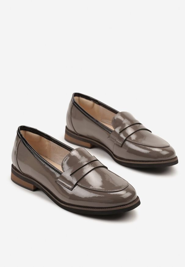 Renee - Szare Skórzane Mokasyny Lakierowane z Tłoczeniem Meradira. Okazja: na co dzień. Kolor: szary. Materiał: lakier, skóra. Styl: elegancki, casual