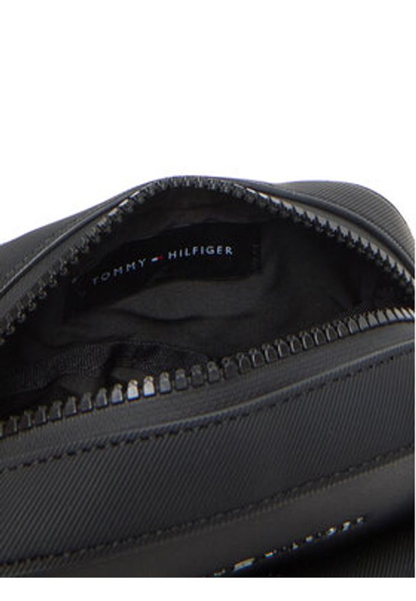 TOMMY HILFIGER - Tommy Hilfiger Saszetka Th Foundation Mini Reporter AM0AM13479 Czarny. Kolor: czarny. Materiał: skóra