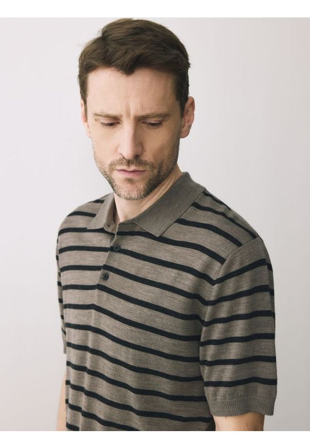 Reserved - Wełniana koszulka polo - brązowy. Typ kołnierza: polo. Kolor: brązowy. Materiał: wełna