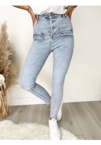 ModnaKiecka.pl - Jeansowe Spodnie z Ozdobnymi Guzikami 9564-91. Okazja: do pracy, na randkę, na spacer, na co dzień. Stan: podwyższony. Kolor: niebieski. Materiał: bawełna, elastan, poliester. Wzór: gładki. Styl: elegancki, casual, sportowy #1