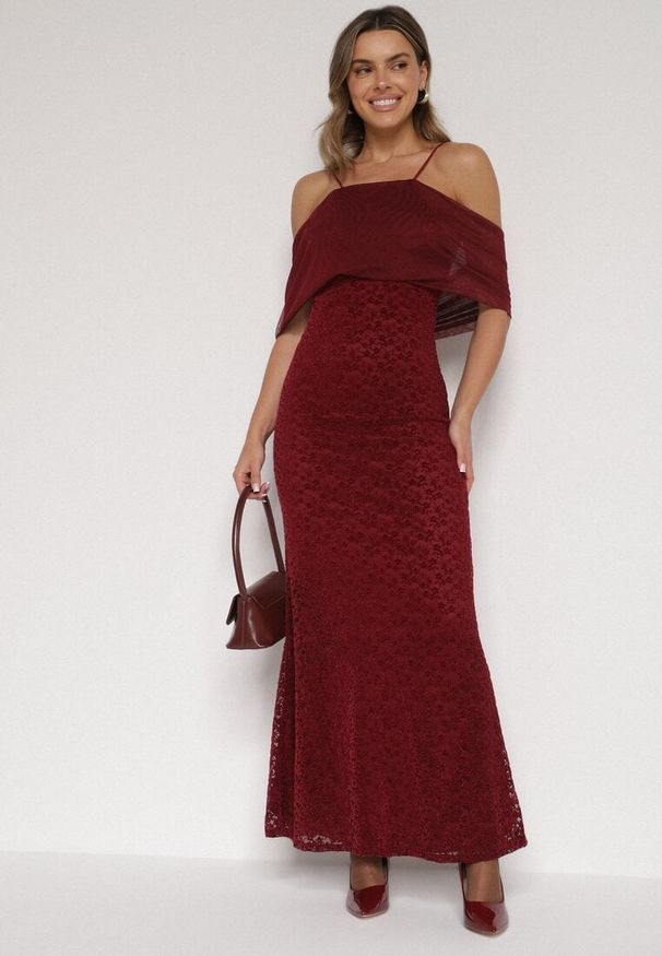 Born2be - Bordowa Asymetryczna Sukienka z Falbaną Nawedina. Kolor: czerwony. Materiał: poliester. Typ sukienki: asymetryczne