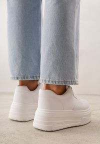 Renee - Białe Sneakersy VICES na Grubej Podeszwie Zdobione Perforacją przy Nosku Riosina. Kolor: biały. Materiał: jeans, koronka. Wzór: aplikacja #9