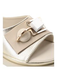 Sandały damskie S.Barski, ze skóry naturalnej metaliczne ozdobna klamra lekka podeszwa casual letnie, złote, GR61-5932. Okazja: na co dzień. Zapięcie: klamry. Kolor: złoty. Materiał: skóra. Sezon: lato. Styl: casual #5