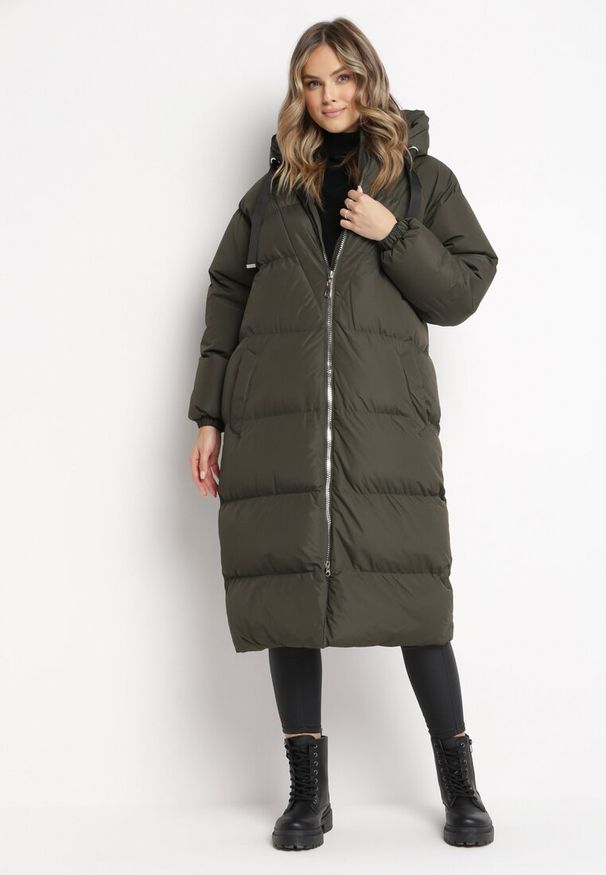 Born2be - Zielona Długa Kurtka Pikowana Płaszcz na Zamek z Kapturem Lesea. Okazja: na co dzień. Typ kołnierza: kaptur. Kolor: zielony. Materiał: dzianina, jeans. Długość: długie. Styl: casual, elegancki