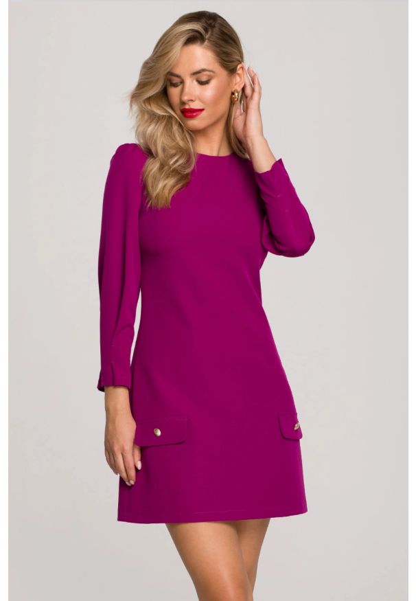 Makover - Krótka sukienka trapezowa z bufiastymi rękawami fioletowa. Okazja: na imprezę. Kolor: fioletowy. Typ sukienki: trapezowe. Styl: wizytowy, elegancki. Długość: mini