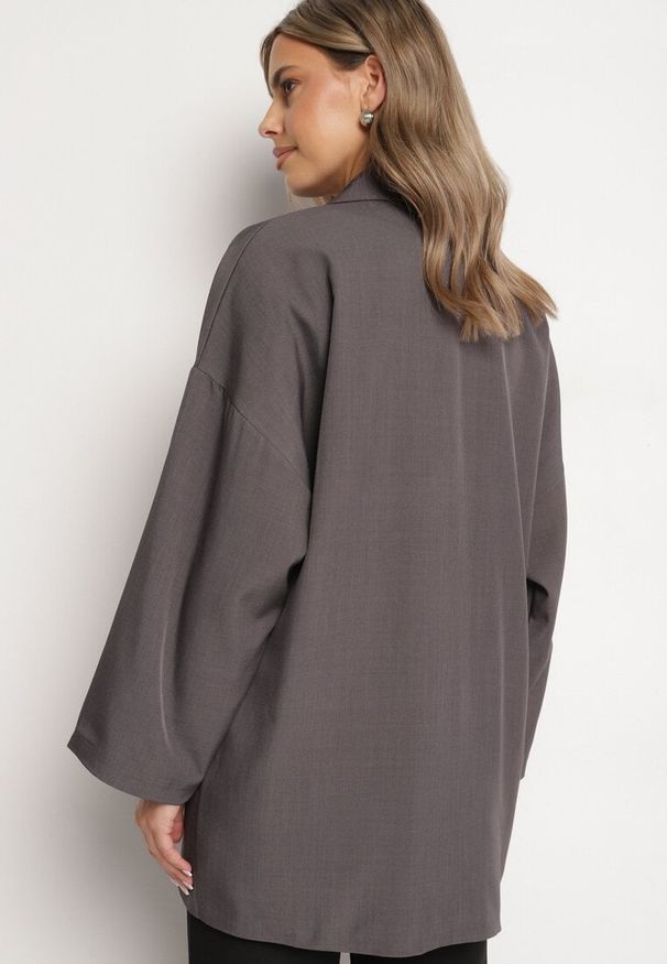 Born2be - Szara Marynarka Oversize Dwurzędowa z Imitacją Kieszeni Tinnielle. Okazja: na co dzień. Kolor: szary. Materiał: jeans. Styl: wizytowy, casual