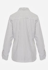 Born2be - Biała Klasyczna Koszula z Bawełną w Paski Zapinana na Ozdobne Guziki Doriareida. Okazja: na co dzień, na spacer. Kolor: biały. Materiał: bawełna. Wzór: paski. Styl: klasyczny #6