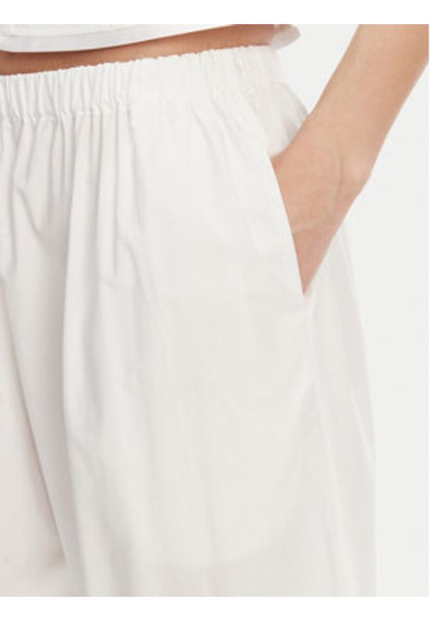 Pinko - PINKO Spodnie materiałowe 105210 A2LD Biały Relaxed Fit. Kolor: biały. Materiał: bawełna