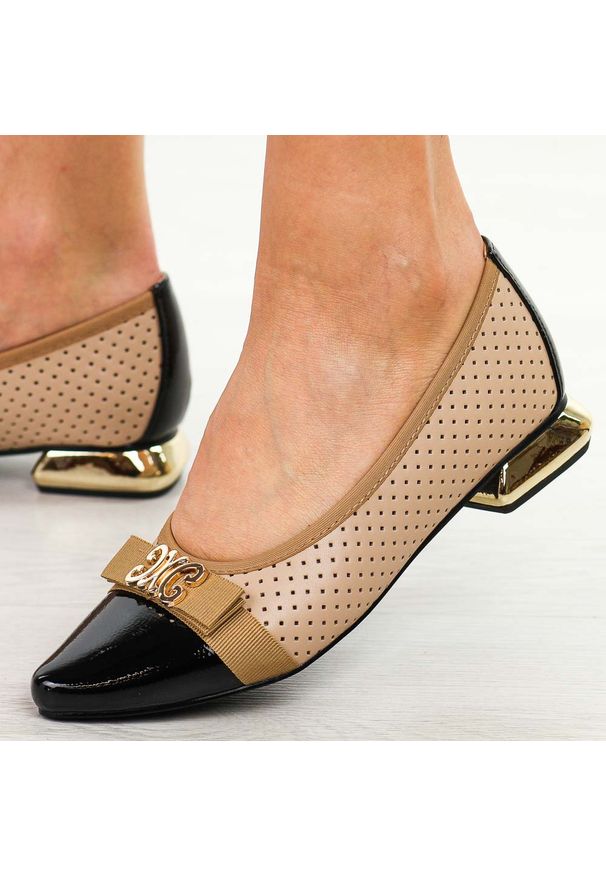 POTOCKI - Czarne ażurowe baleriny damskie Potocki 12556. Okazja: na co dzień, na spotkanie biznesowe. Kolor: czarny. Szerokość cholewki: normalna. Wzór: ażurowy. Materiał: skóra. Sezon: wiosna, lato. Obcas: na obcasie. Styl: casual, biznesowy, elegancki. Wysokość obcasa: średni