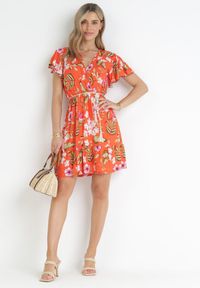 Born2be - Pomarańczowa Sukienka Mini z Gumką w Pasie i Krótkimi Rękawami z Wiskozy Ferny. Okazja: na co dzień. Typ kołnierza: dekolt kopertowy. Kolor: pomarańczowy. Materiał: wiskoza. Długość rękawa: krótki rękaw. Typ sukienki: kopertowe. Styl: casual. Długość: mini #2