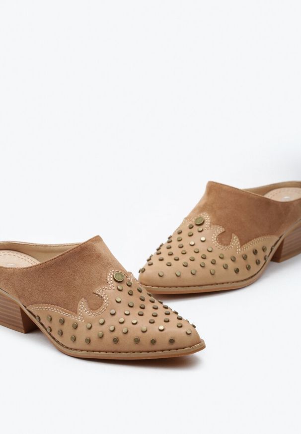 Born2be - Brązowe Klapki Mule na Stożku Stylizowane na Kowbojki z Nitami Lakedia. Okazja: na co dzień. Nosek buta: szpiczasty. Kolor: brązowy. Materiał: jeans, jedwab. Obcas: na stożku. Styl: wizytowy, elegancki, casual