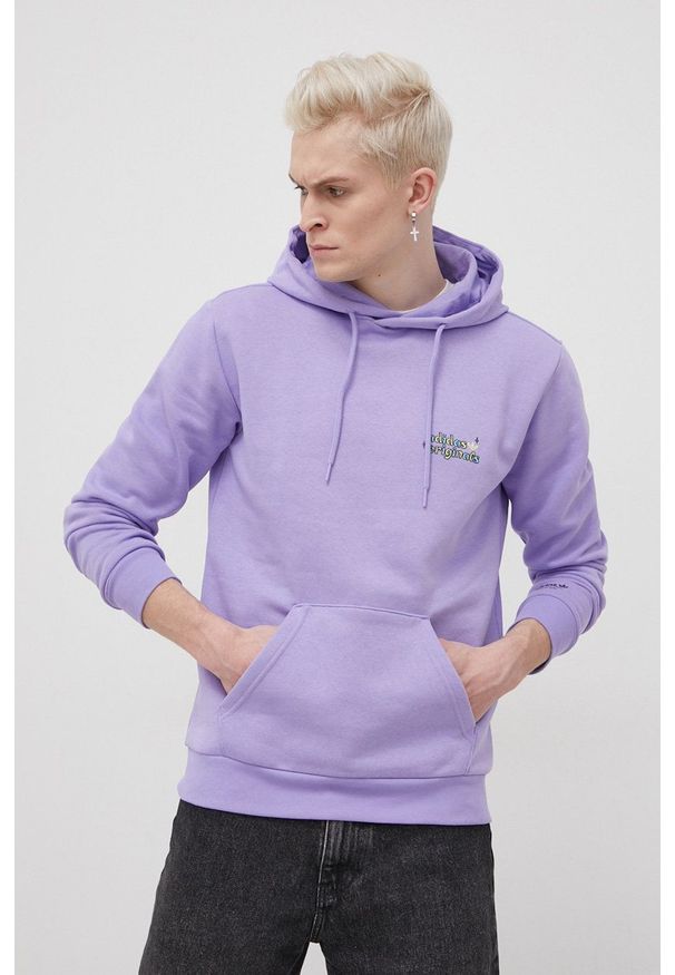 adidas Originals Bluza męska kolor różowy z kapturem z nadrukiem. Typ kołnierza: kaptur. Kolor: fioletowy. Materiał: dzianina, bawełna. Wzór: nadruk