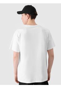 4f - T-shirt oversize z nadrukiem męski - biały. Okazja: na co dzień. Kolor: biały. Materiał: jersey, bawełna, dzianina. Długość rękawa: krótki rękaw. Długość: krótkie. Wzór: nadruk. Styl: casual, sportowy, klasyczny