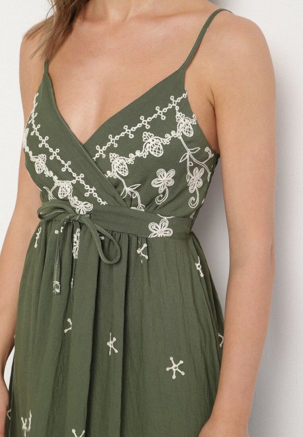 Born2be - Zielona Sukienka z Wiskozy Ozdobiona Haftami Lunireia. Okazja: na co dzień. Typ kołnierza: dekolt w kształcie V. Kolor: zielony. Materiał: wiskoza. Długość rękawa: na ramiączkach. Wzór: aplikacja, haft. Typ sukienki: proste. Styl: casual