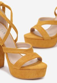 Born2be - Żółte Sandały Memmi. Nosek buta: szpiczasty. Zapięcie: pasek. Kolor: żółty. Wzór: gładki, paski, jednolity. Obcas: na obcasie. Wysokość obcasa: średni #5