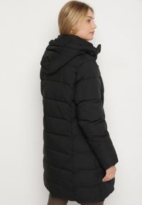 Born2be - Czarna Pikowana Kurtka o Taliowanym Fasonie z Kapturem Acindrie. Okazja: na spotkanie biznesowe, na co dzień. Typ kołnierza: kaptur. Kolekcja: plus size. Kolor: czarny. Materiał: poliester, jeans. Wzór: aplikacja. Sezon: zima. Styl: biznesowy, casual #6