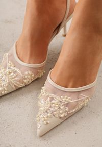 Renee - Beżowe Szpilki VICES Slingback z Noskami w Szpic Ozdobionymi Haftem i Koralikami Laraidina. Zapięcie: pasek. Kolor: beżowy. Materiał: satyna. Wzór: haft, aplikacja. Obcas: na szpilce #5