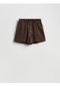 Reserved - Lniane szorty - ciemnobrązowy. Kolor: brązowy. Materiał: len #1