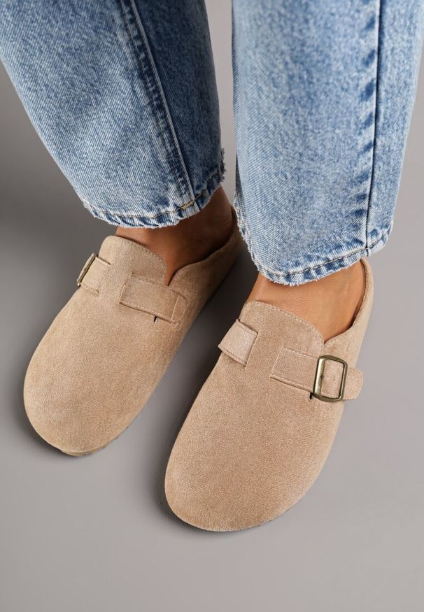 Renee - Ciemnobeżowe Klapki Mule z Imitacji Zamszu z Paskiem ze Sprzączką Anavitta. Okazja: na co dzień. Kolor: beżowy. Materiał: zamsz. Wzór: aplikacja. Sezon: lato. Styl: casual, boho