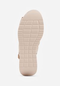 Born2be - Złote Skórzane Sandały na Koturnie z Perforacją i Metaliczną Aplikacją Zaehiesh. Okazja: na co dzień. Zapięcie: pasek. Kolor: złoty. Wzór: aplikacja. Materiał: skóra. Sezon: lato. Obcas: na koturnie. Styl: klasyczny, casual. Wysokość obcasa: średni #9