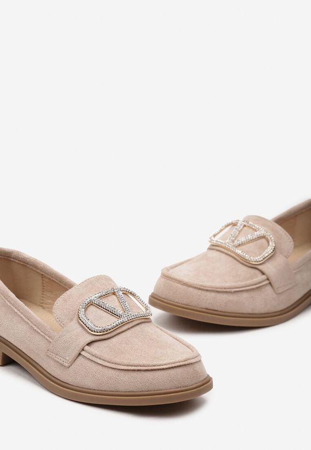 Renee - Ciemnobeżowe Mokasyny Ozdobione Klamerką i Cyrkoniami z Ekozamszu Ahira. Kolor: beżowy. Wzór: aplikacja. Styl: boho, retro, vintage