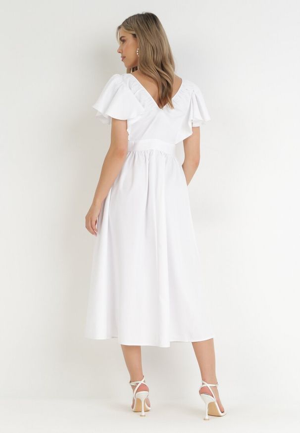 Born2be - Biała Sukienka Midi z Falbanami przy Ramionach Happisa. Typ kołnierza: kołnierz z falbankami. Kolor: biały. Styl: elegancki. Długość: midi