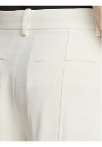 Calvin Klein Spodnie materiałowe LV044F651G Kremowy Straight Fit. Kolor: kremowy. Materiał: wiskoza #5