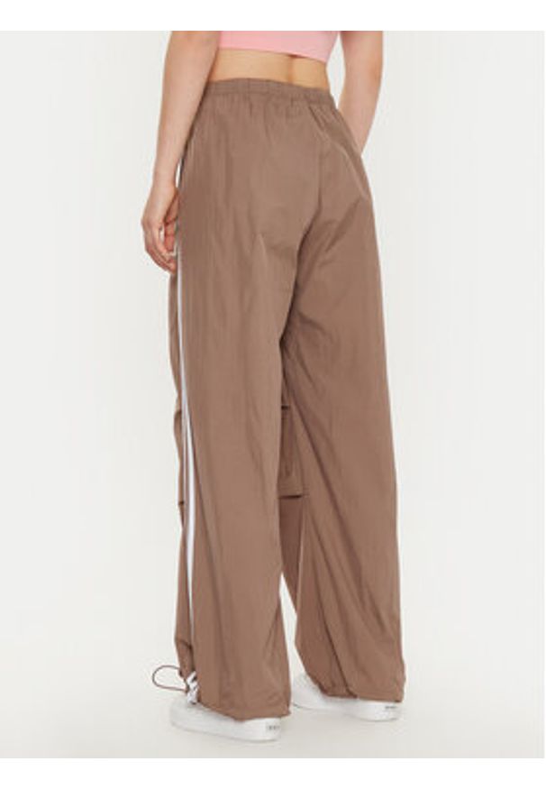 Adidas - adidas Spodnie dresowe 3-Stripes JD3126 Beżowy Loose Fit. Kolor: beżowy. Materiał: syntetyk