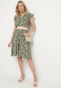 Born2be - Zielona Bawełniana Sukienka o Rozkloszowanym Kroju w Ornamentalny Wzór Zalimea. Okazja: na co dzień. Typ kołnierza: dekolt w kształcie V. Kolor: zielony. Materiał: bawełna. Długość rękawa: krótki rękaw. Typ sukienki: rozkloszowane. Styl: elegancki, casual #5