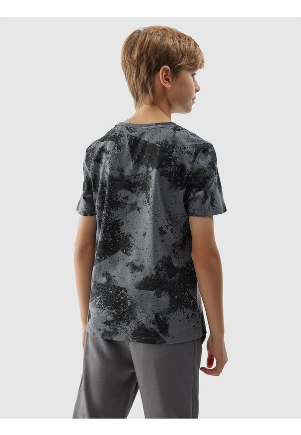 4f - 4F T-shirt z nadrukiem allover chłopięcy - szary 122 (6-7 lat). Okazja: na co dzień. Kolor: szary. Materiał: bawełna, jersey, dzianina. Długość rękawa: krótki rękaw. Długość: krótkie. Wzór: nadruk. Sezon: lato. Styl: sportowy, casual