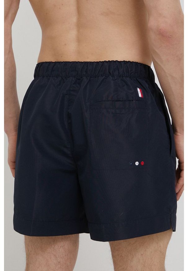 TOMMY HILFIGER - Tommy Hilfiger szorty kąpielowe kolor granatowy. Kolor: niebieski. Materiał: poliester. Wzór: aplikacja