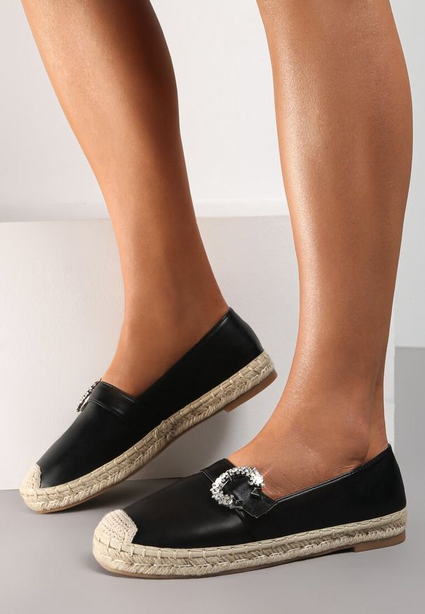Renee - Czarne Espadryle Auxamene. Nosek buta: okrągły. Kolor: czarny. Wzór: aplikacja, kwiaty. Obcas: na płaskiej podeszwie