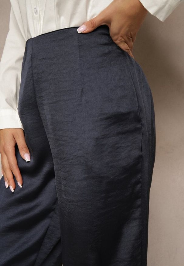 Renee - Granatowe Eleganckie Spodnie o Szerokim Kroju z Satynowym Połyskiem Lionea. Okazja: na co dzień, na spotkanie biznesowe. Kolor: niebieski. Materiał: satyna. Styl: elegancki