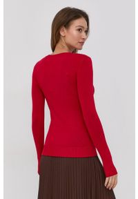 Guess Sweter damski kolor czerwony. Kolor: czerwony. Materiał: materiał, wiskoza, dzianina. Długość rękawa: długi rękaw. Długość: długie. Wzór: aplikacja #3
