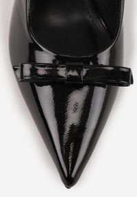 Born2be - Czarne Szpilki Lakierowane Vices z Odkrytą Piętą i Ozdobną Kokardą Valozi. Okazja: na co dzień. Zapięcie: sprzączka. Kolor: czarny. Materiał: lakier. Obcas: na szpilce. Styl: casual, klasyczny, elegancki. Wysokość obcasa: średni #3