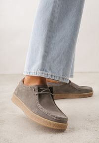 Renee - Ciemnobeżowe Półbuty z Zamszu Naturalnego ze Skórzaną Wkładką i Przeszyciami Oaraneva. Kolor: beżowy. Materiał: zamsz, skóra. Styl: elegancki #1