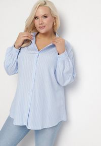 Born2be - Jasnoniebieska Koszula w Drobne Paseczki o Klasycznym Kroju z Podpinanymi Rękawami Ilerra. Okazja: na co dzień. Kolekcja: plus size. Kolor: niebieski. Materiał: bawełna, jeans, materiał. Długość rękawa: długi rękaw. Długość: długie. Wzór: aplikacja. Styl: klasyczny #7