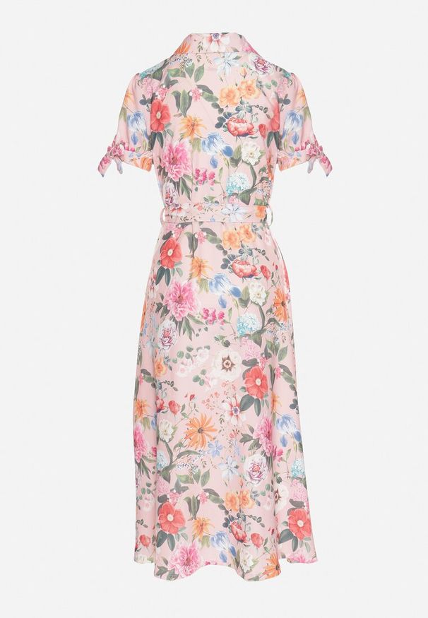 Born2be - Różowa Rozkloszowana Sukienka o Koszulowym Kroju z Paskiem w Kwiatowy Wzór Fevelorine. Okazja: na co dzień. Kolor: różowy. Wzór: kwiaty. Typ sukienki: koszulowe. Styl: casual