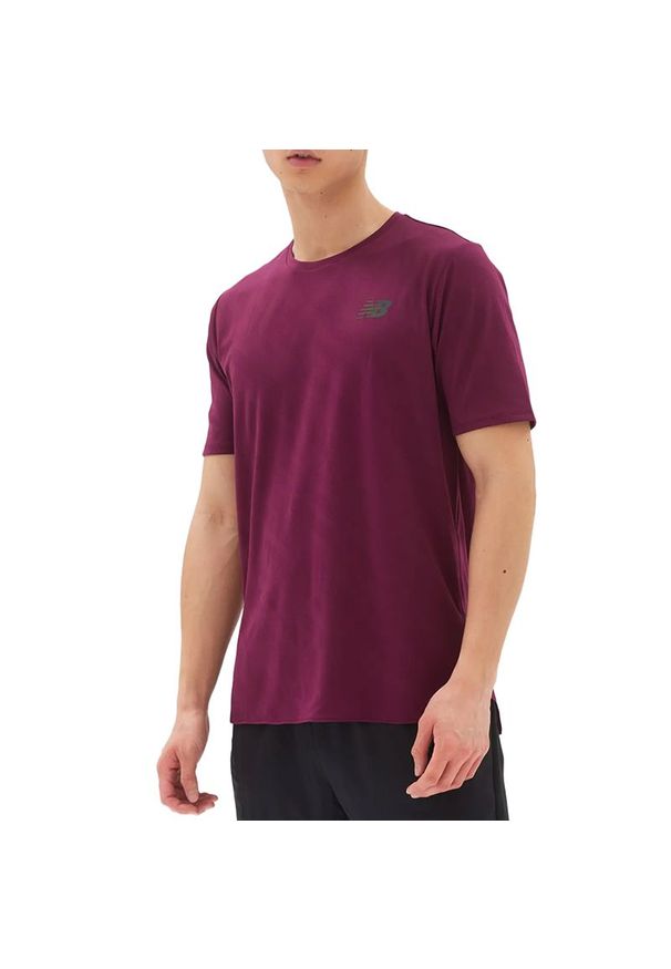 Koszulka New Balance MT23281DEM - bordowa. Kolor: czerwony. Materiał: materiał, poliester. Długość rękawa: krótki rękaw. Długość: krótkie. Sport: fitness